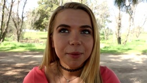 wypina dupsko i ciągnie penisa