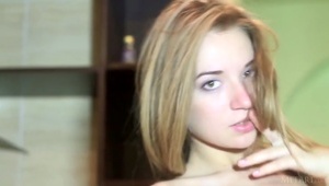 bawi się jej boskimi piersiami