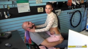 analna blondyna ma w ustach sterczącego penisa