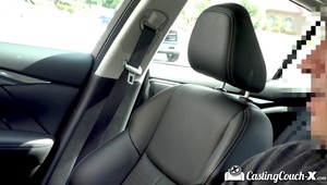 młoda laseczka na czarnej sofie