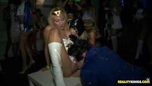 analna dziunia ujeżdża fiuta