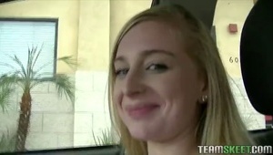 erotyczny taniec brunety w skórze przed kamerką