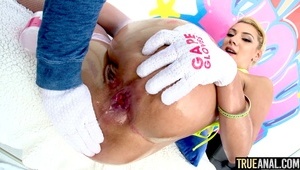 łysa murzynka na białym kutasie