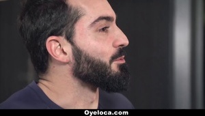 ociera się o naturalnie cycatą koleżankę