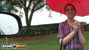 czarnowłosa okularnica lubi wypinać pośladki