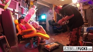 podniecająca brunetka w spódniczce