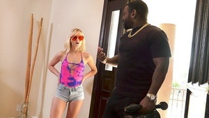 dojrzała kurwa ma soczystą przyjemność gdy dostaje kutasa w starą cipę