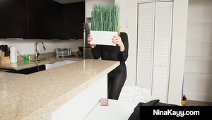 wzięła jego długą pałę w dwie ręce