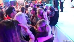 seksowna brunetka sama na tapczanie