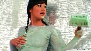 pamela morrison rozkłada przed nim nogi