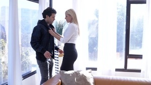 jego panienka trzepie mu kutasa