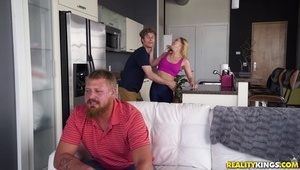 milfetka przebrała się za panne młodą