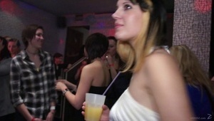 azjatycka bogini z penisem w ustach