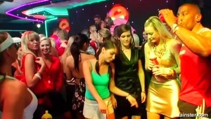 jej silikonowe piersi fajnie podskakują