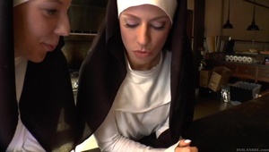 chuda z gładką piczką i z małym biustem