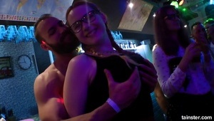 zasiadł wygodnie a ona liże mu patyczaka