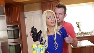 fioletowe włosy seksownej czekoladki