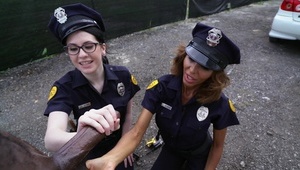 lala z małym biustem daje sobie z palca