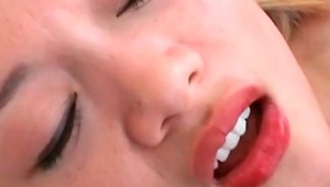 blondyna lubi mieć śliskiego kutasa w dupsku