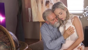 jebie blond latynoskę na pieska w lesie