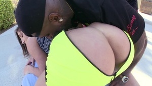 ruda laska całuje ją po szyi