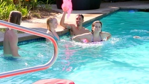 wypięła swoją ciasną pieczarkę specjalnie dla niego