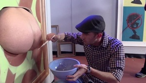 umięśniony koleś i cycata blondyna