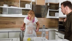 mamusia pozuje po kąpieli