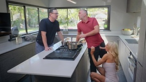 mama bierze w dupę na kanapie