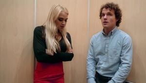 facet siedzi wygodnie a ona targa pałkę