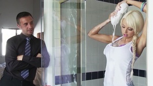 śliczna i młoda pod gołym niebem