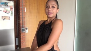 wychyliła się przez okno i pokazała swoje cycki