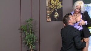 seksowna laska usiadła swojemu chłopakowi pipką na twarz