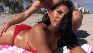 młoda latynoska wie czego chce