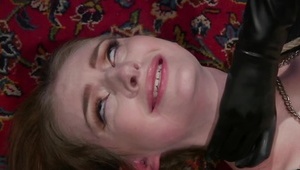 blond zdzira dogadza sobie wibratorem