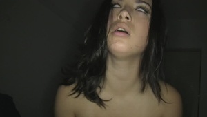 przyssała się do jej jej cycków