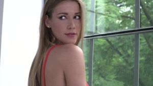 śliczna blondyneczka walczy na fiucie