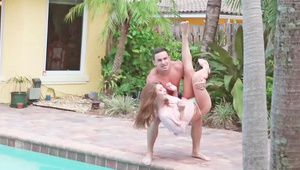 spust na jej małą i zgrabna dupkę