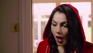 piękna brunetka ze smukłymi nogami