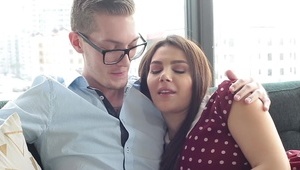 sympatyczna blondi z ładnym biustem