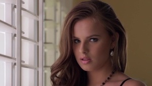 laska klęczy a on bawi się jej naturalnymi cyckami