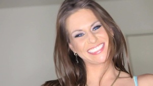 fajna suczka klęczy na wyrku i ssie jego penisa