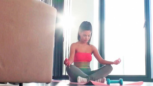 stara dama z czerwonymi pazurkami i seks zabawką