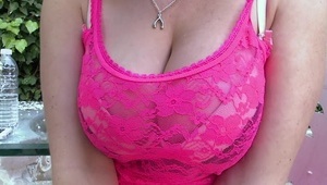 blond leska masuje cipkę pacjentki