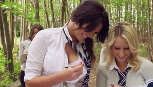 liże sztywną pałkę łysego pana