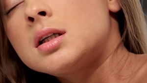 różowe włosy i boskie ssanie kutasa