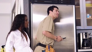 robi loda z zamkniętymi oczyma