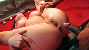 laska z tatuażem ciągnie siura na wyrku