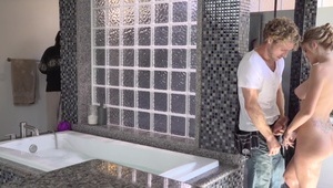 seksowna brunetka z białym wibratorem