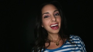 mama liże cipkę młodej